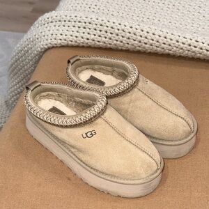 UGG Womens 6 tazman platform